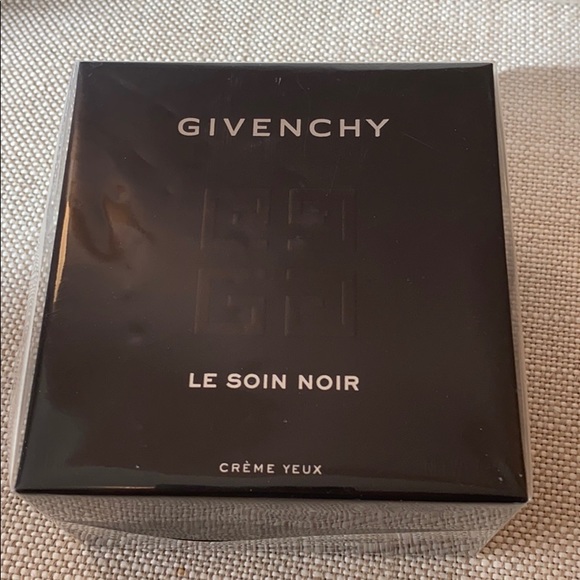 Givenchy Le Soin Noir eye cream